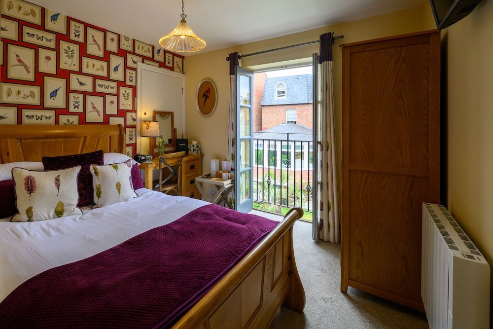 Darwin's Townhouse Single Room, Ensuite (Garden Room)