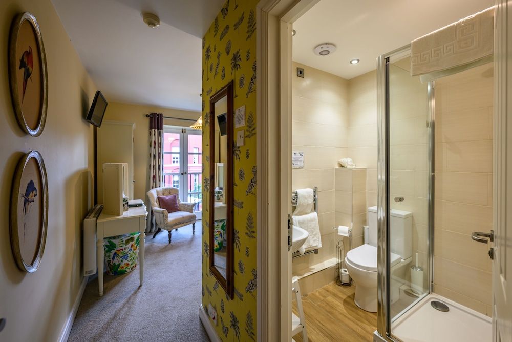 Darwin's Townhouse Single Room, Ensuite (Garden Room) 5