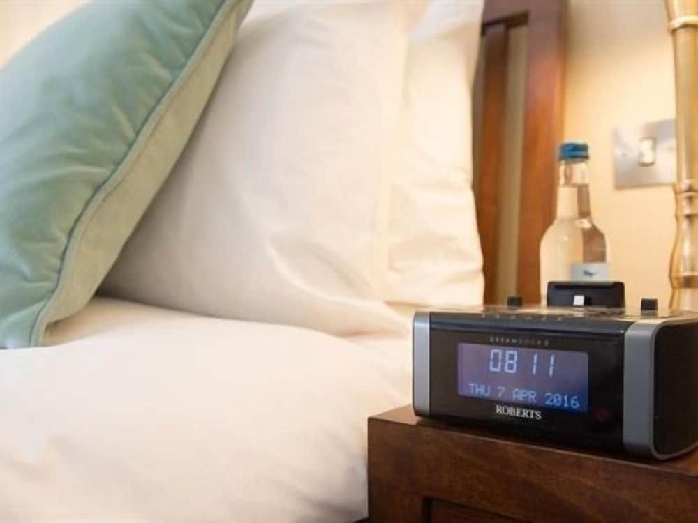 Darwin's Townhouse Single Room, Ensuite (Garden Room) 6