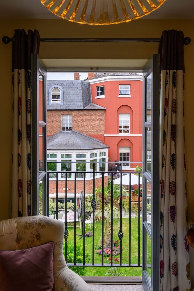 Darwin's Townhouse Single Room, Ensuite (Garden Room) 3