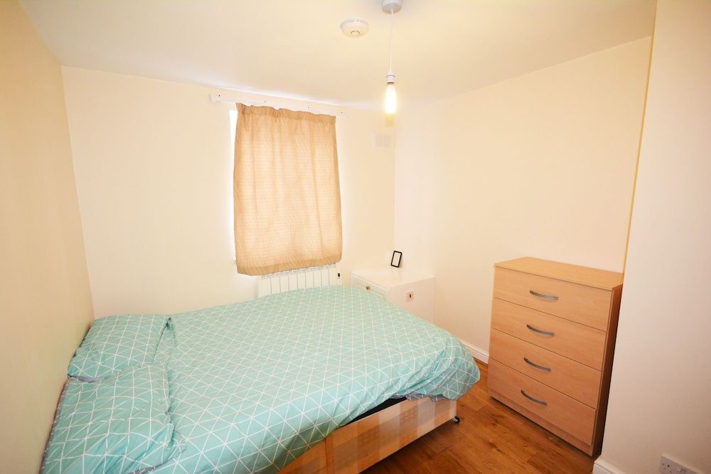 London Luxury 7 Bedroom Holiday Let Deluxe House, 6 Bedrooms 9