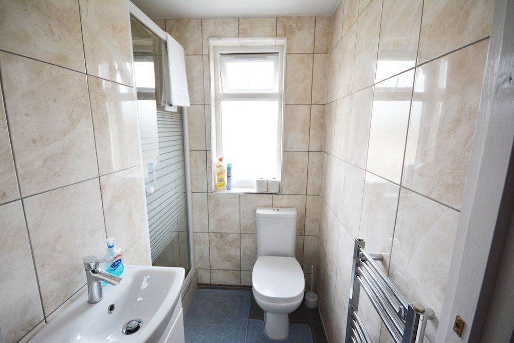 London Luxury 7 Bedroom Holiday Let Deluxe House, 6 Bedrooms 18