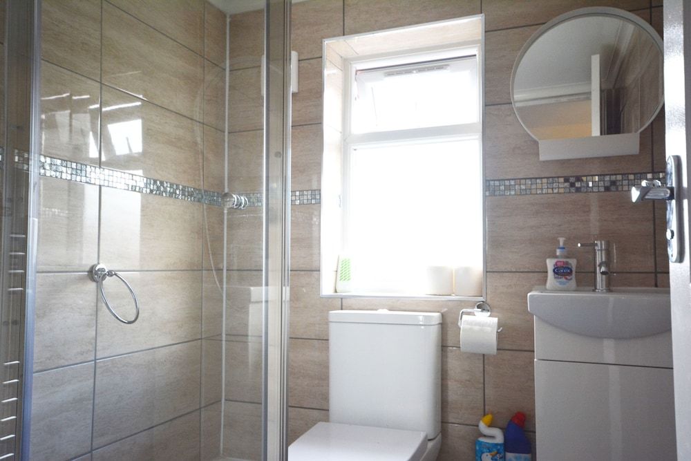 London Luxury 7 Bedroom Holiday Let Luxury House, 6 Bedrooms 12