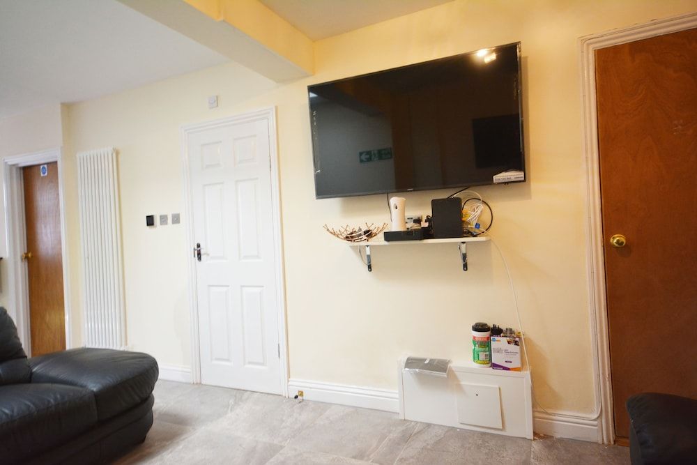 London Luxury 7 Bedroom Holiday Let Luxury House, 6 Bedrooms 16