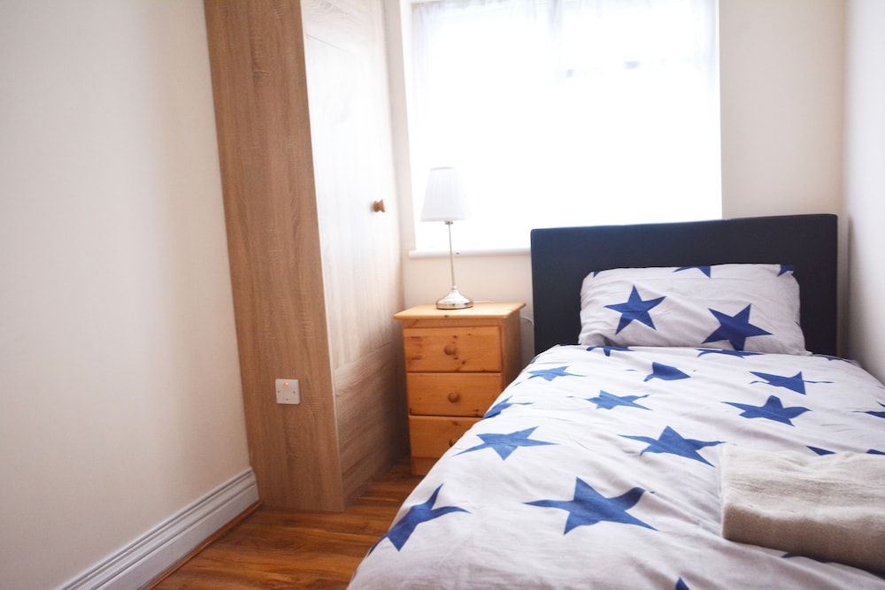 London Luxury 7 Bedroom Holiday Let Luxury House, 6 Bedrooms 10