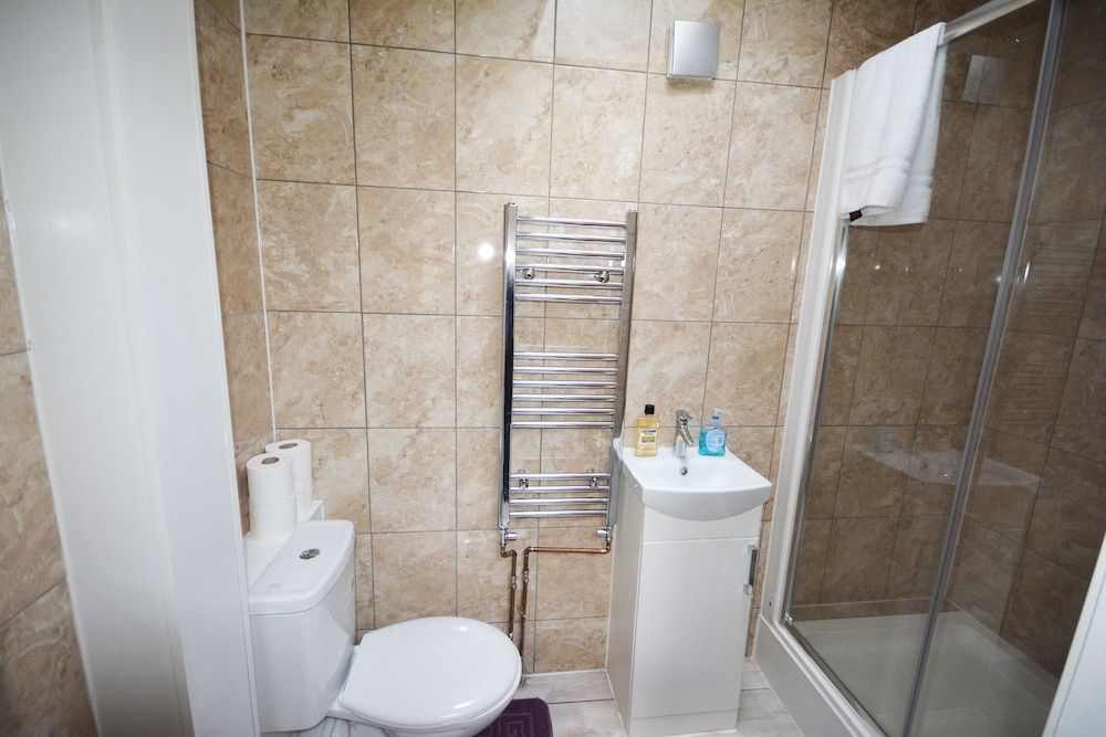 London Luxury 7 Bedroom Holiday Let Deluxe House, 6 Bedrooms 19