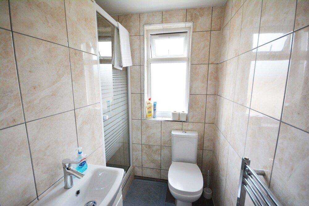 London Luxury 7 Bedroom Holiday Let Deluxe House, 6 Bedrooms 21