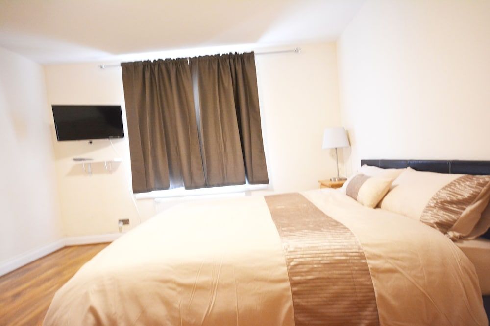 London Luxury 7 Bedroom Holiday Let Luxury House, 6 Bedrooms 4