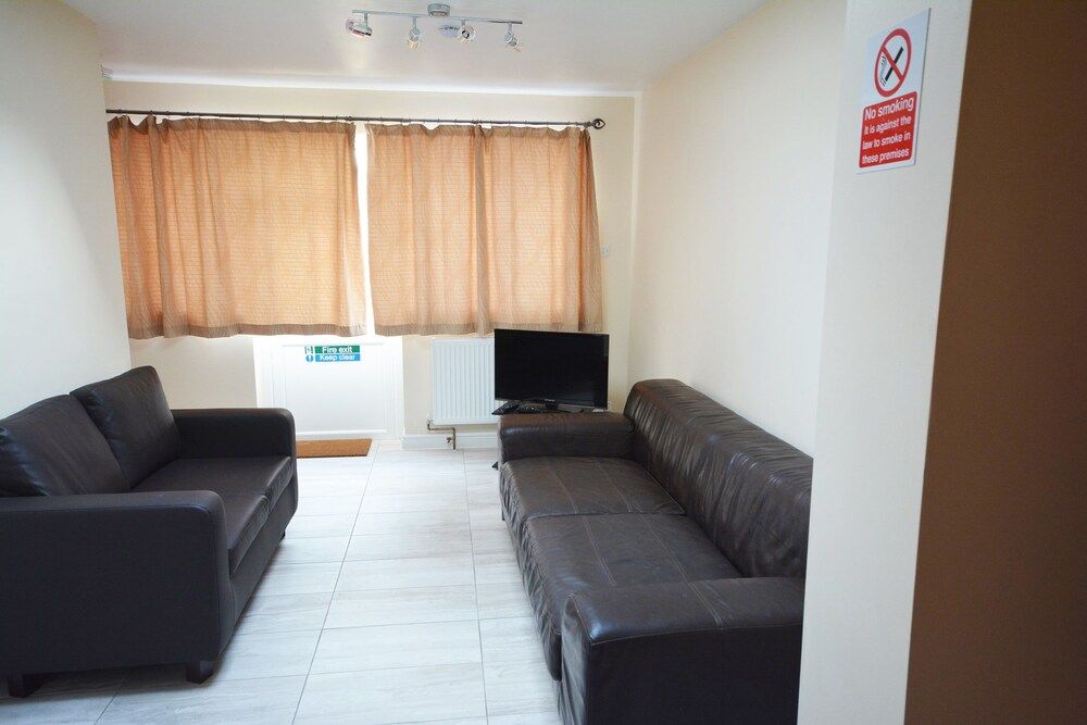 London Luxury 7 Bedroom Holiday Let Deluxe House, 6 Bedrooms 13