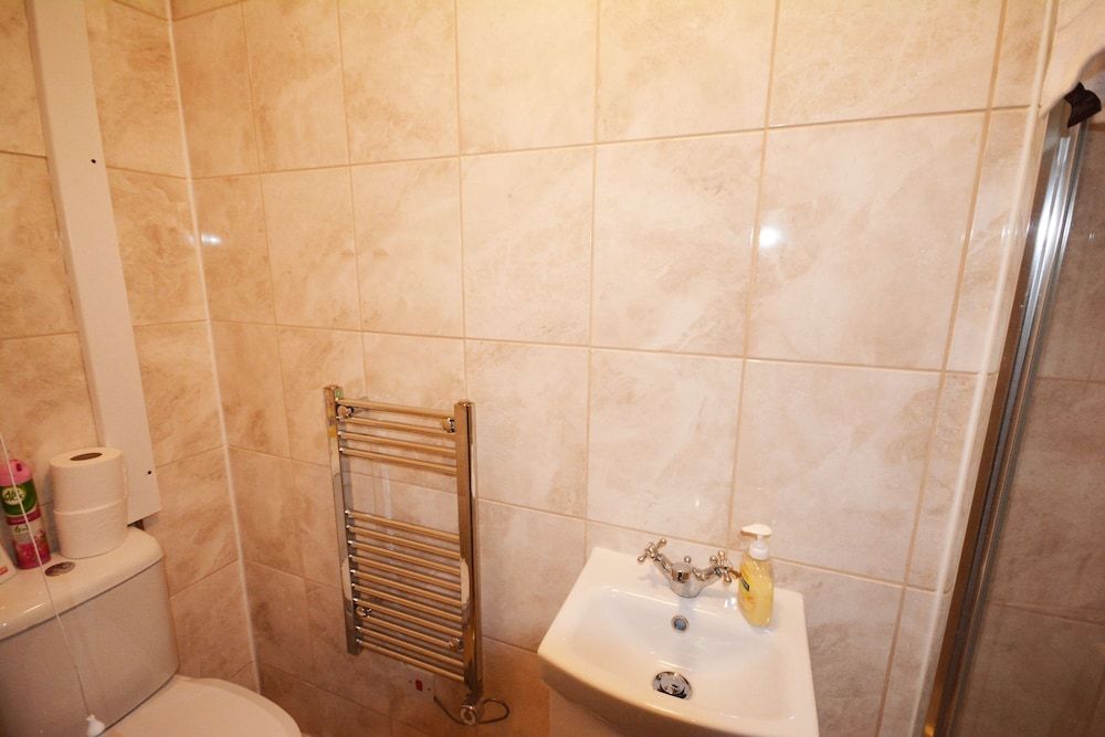 London Luxury 7 Bedroom Holiday Let Deluxe House, 6 Bedrooms 24