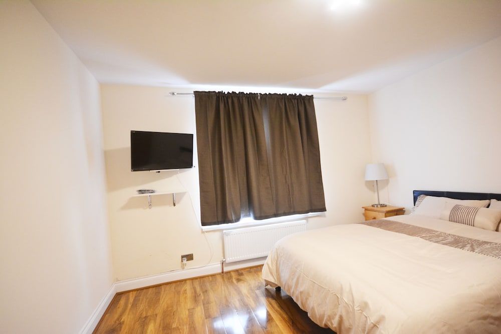 London Luxury 7 Bedroom Holiday Let Luxury House, 6 Bedrooms 2