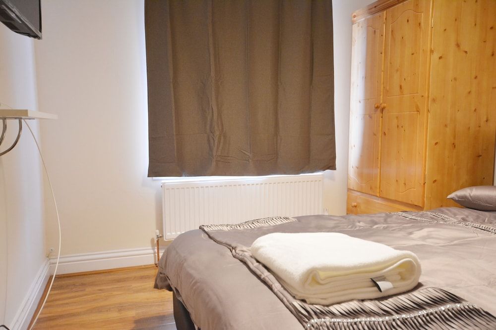 London Luxury 7 Bedroom Holiday Let Luxury House, 6 Bedrooms 9