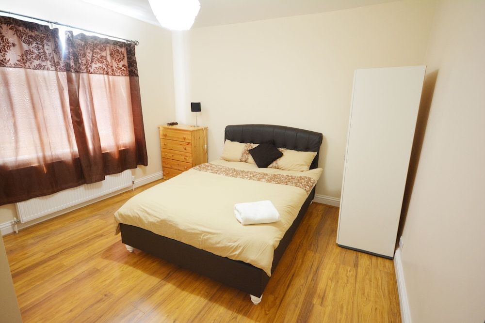 London Luxury 7 Bedroom Holiday Let Luxury House, Multiple Bedrooms 5