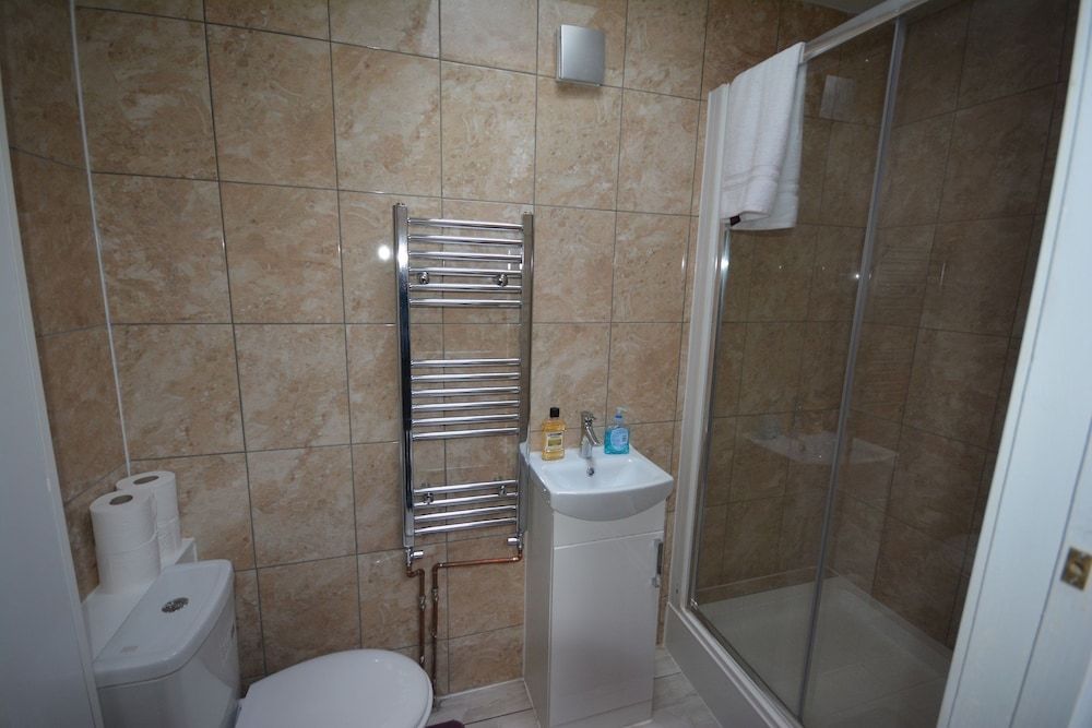 London Luxury 7 Bedroom Holiday Let Deluxe House, 6 Bedrooms 20