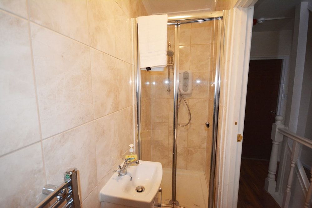 London Luxury 7 Bedroom Holiday Let Deluxe House, 6 Bedrooms 16