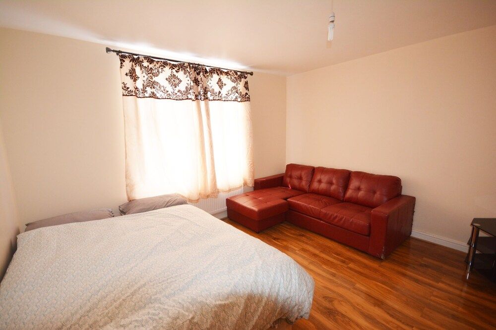 London Luxury 7 Bedroom Holiday Let Deluxe House, 6 Bedrooms 14