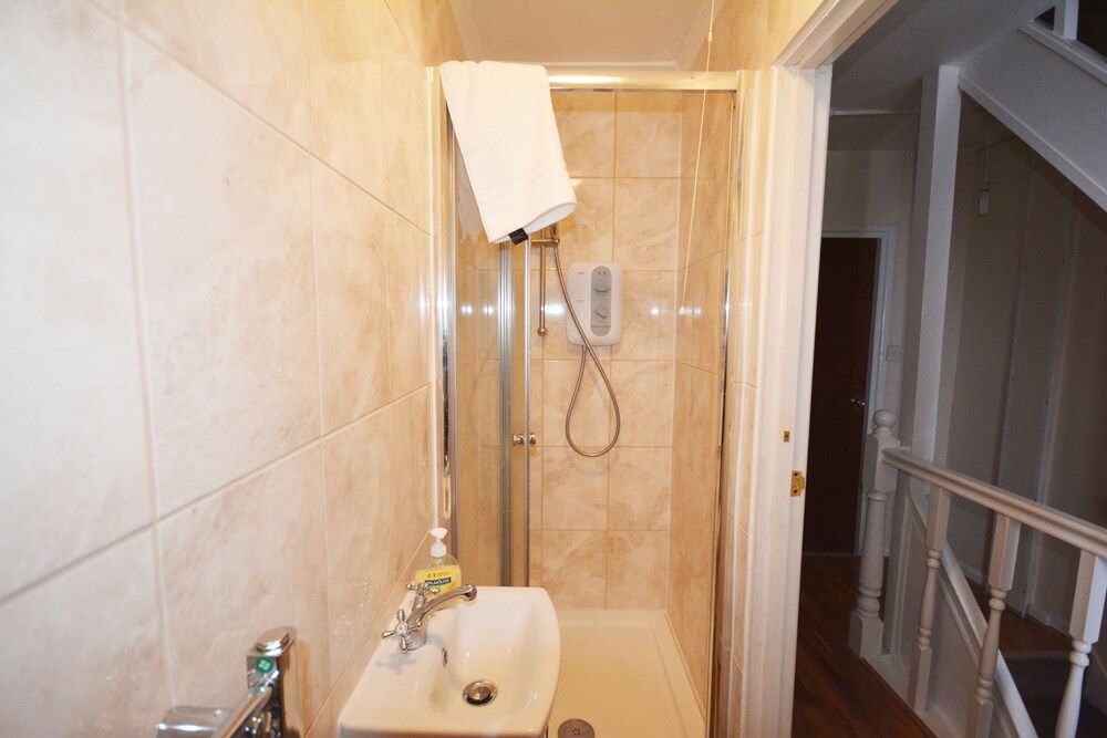 London Luxury 7 Bedroom Holiday Let Deluxe House, 6 Bedrooms 22