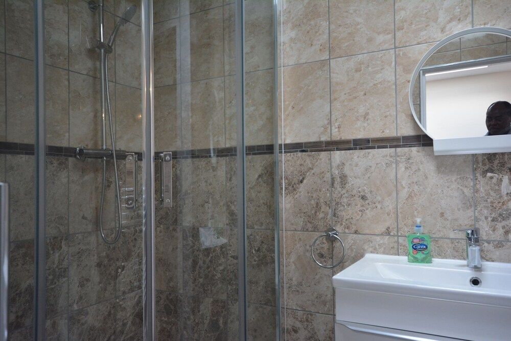 London Luxury 7 Bedroom Holiday Let Luxury House, 6 Bedrooms 14