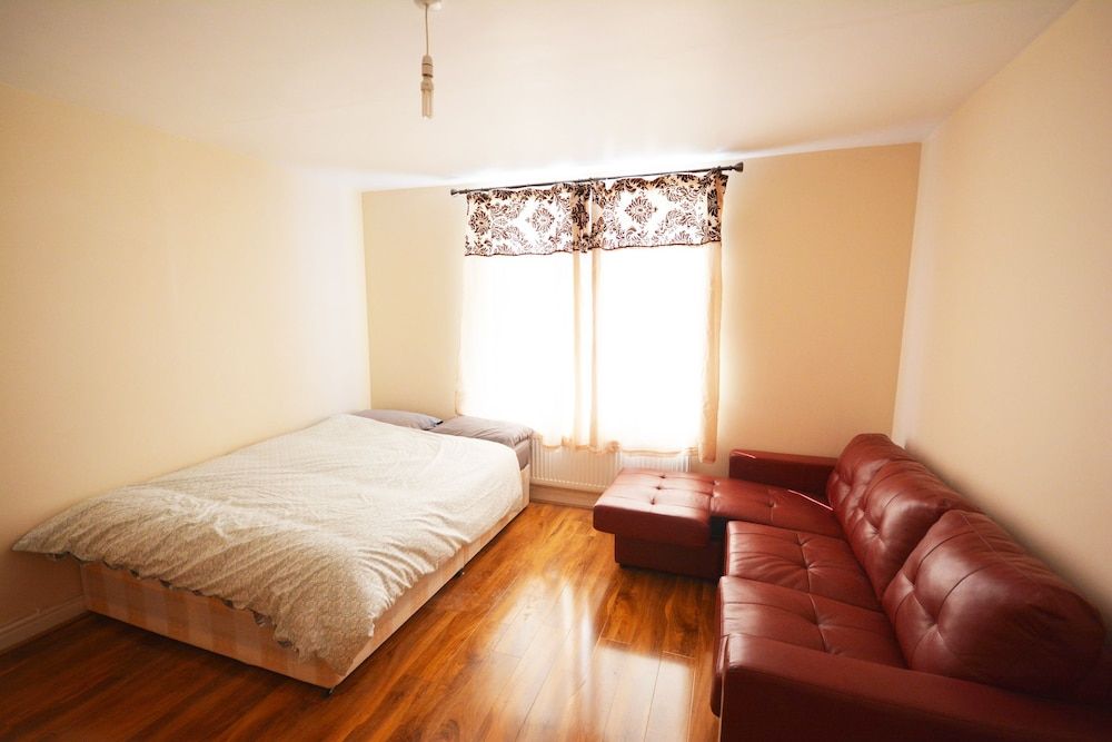 London Luxury 7 Bedroom Holiday Let Deluxe House, 6 Bedrooms 12