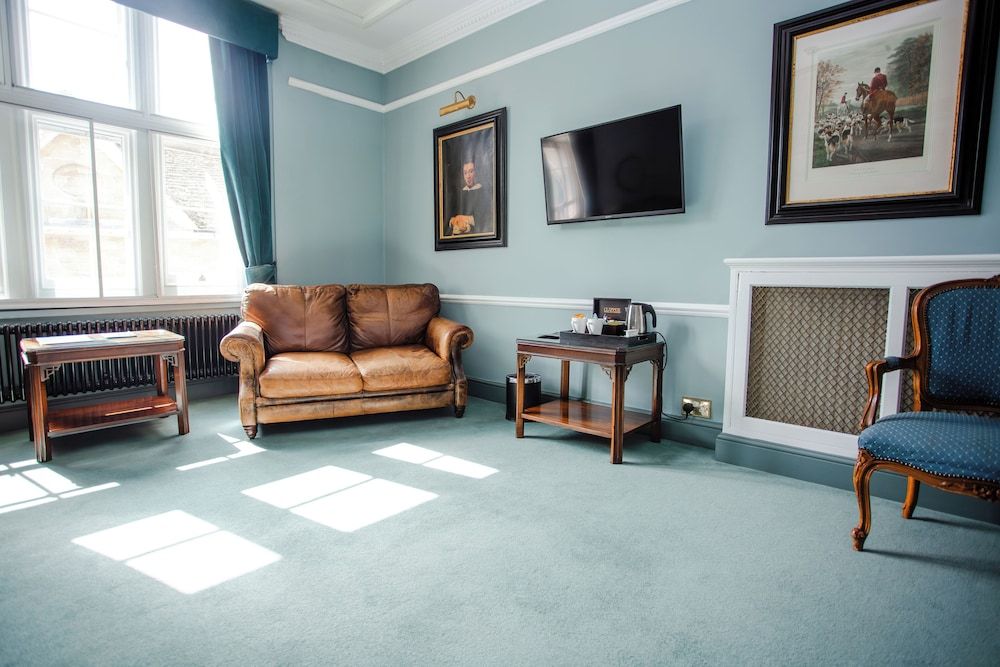 The Snooty Fox Double Room (Four Poster Bed) 4