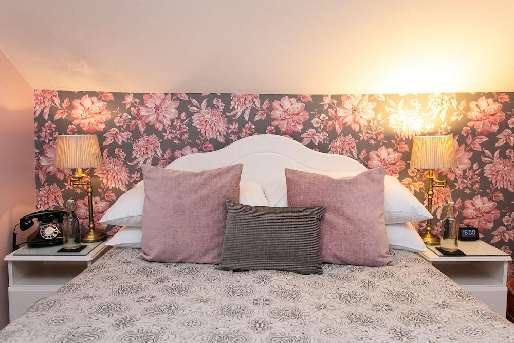 Shelleven House Classic Double Room, Ensuite 9