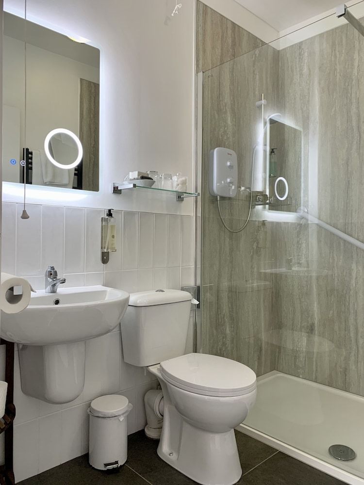 Shelleven House Classic Double Room, Ensuite 11