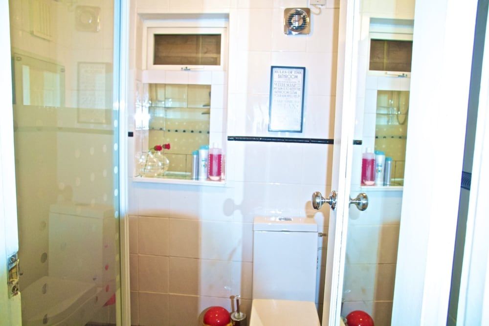 A & L Lodgings Deluxe Double Room, Ensuite 4