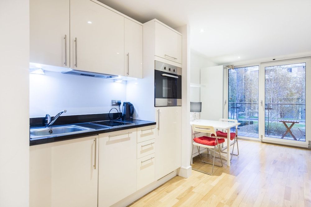 undefined Modern Apt. in the Heart of Docklands 5