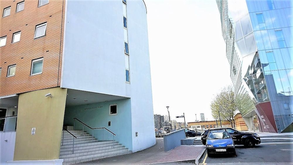 undefined Canary Wharf Luxury River view apartment 2