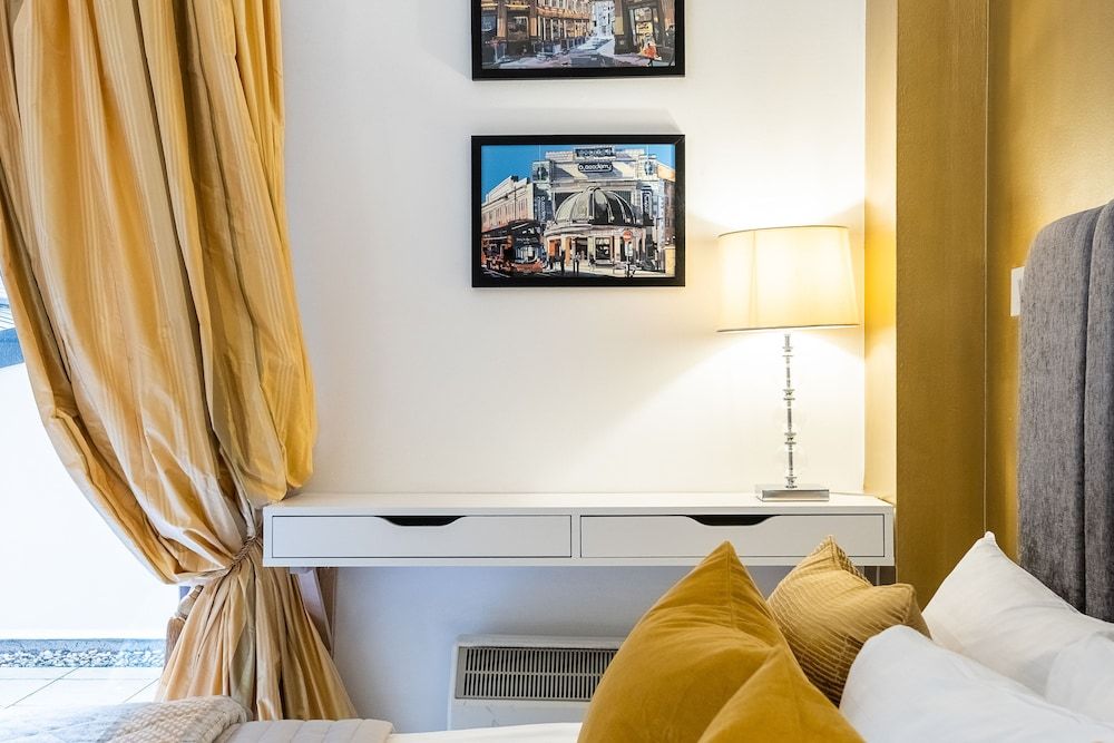 Point West Apartment, 2 Bedrooms 10