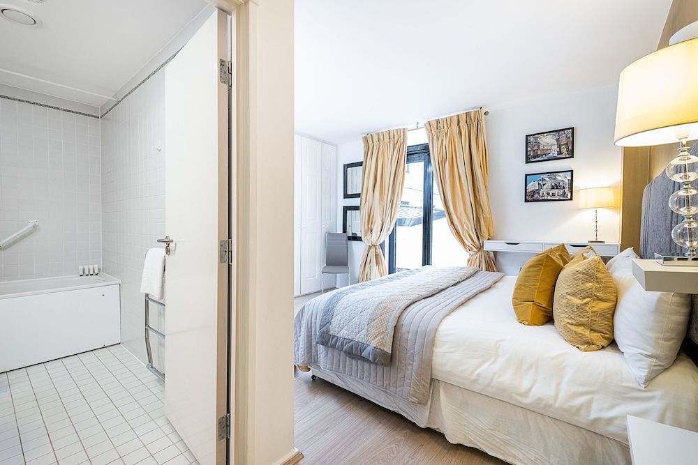 Point West Apartment, 2 Bedrooms 6