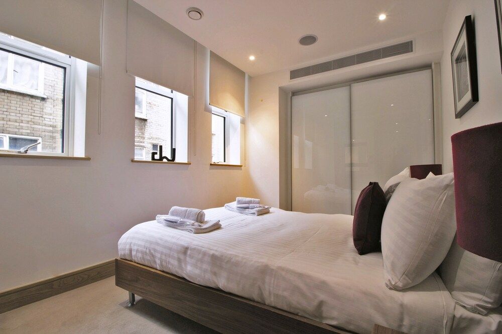 undefined Red Lion Court by Servprop 6