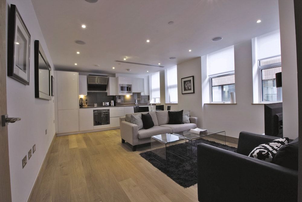 undefined Red Lion Court by Servprop 4