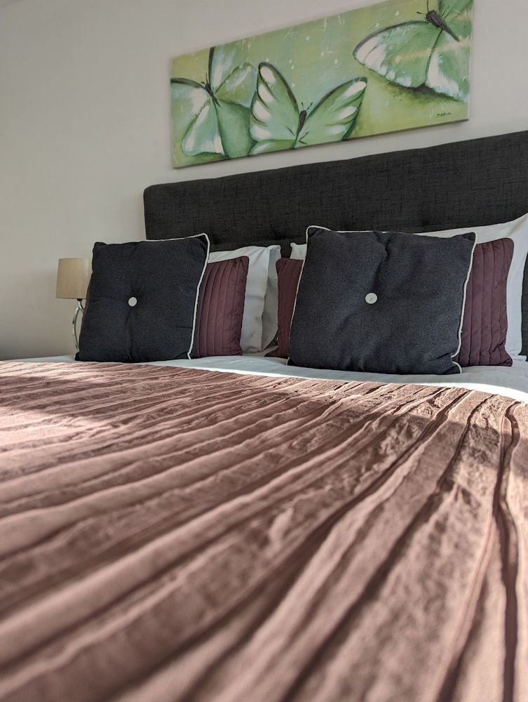 The Moorhead Bed & Breakfast Deluxe King Room with Garden View 5