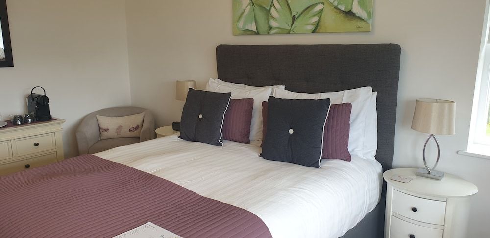 The Moorhead Bed & Breakfast Deluxe King Room with Garden View 4