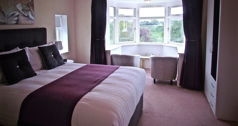 The Moorhead Bed & Breakfast Deluxe King Room with Garden View 3