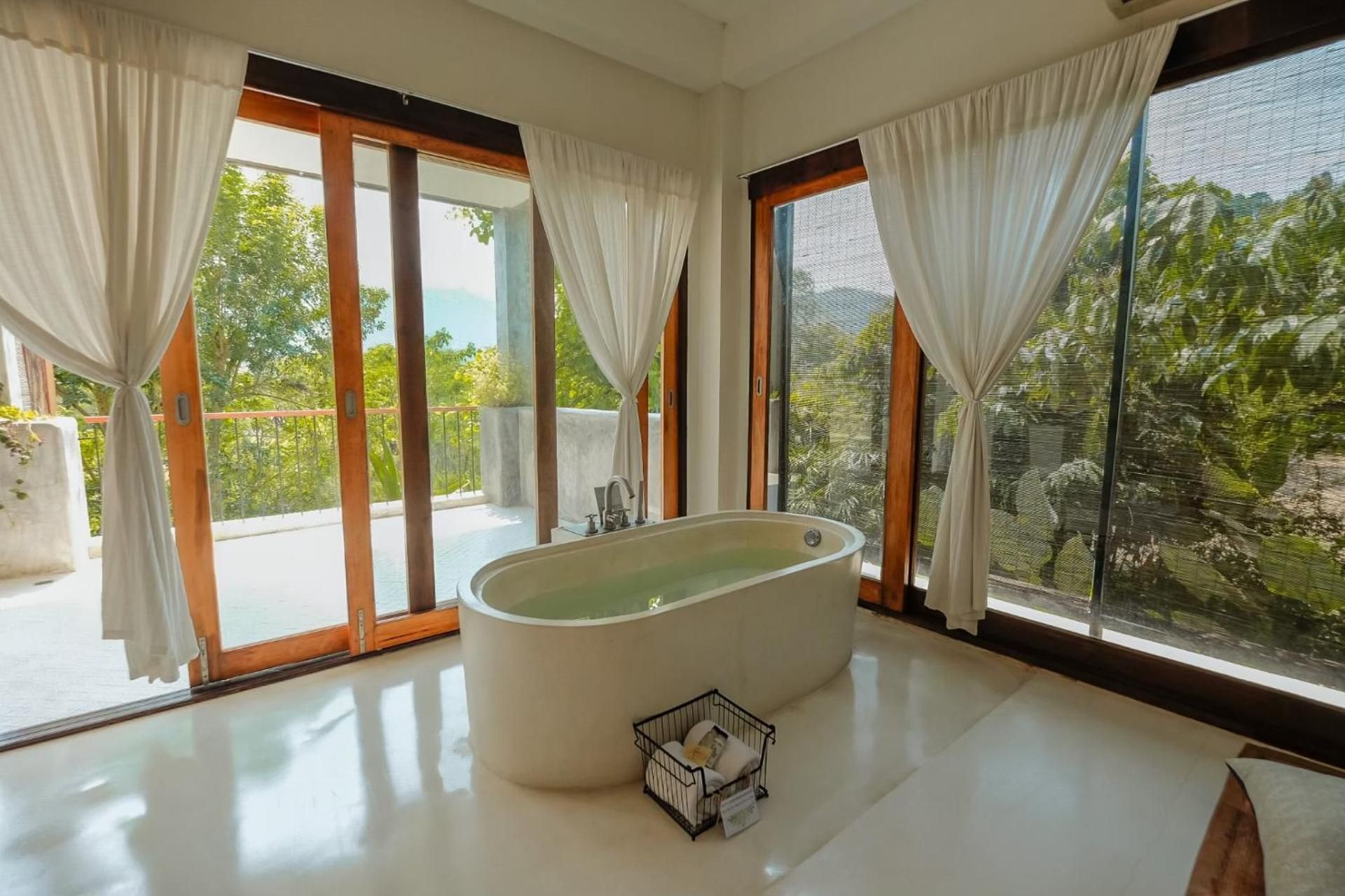 Luxury Suite with Bathtub