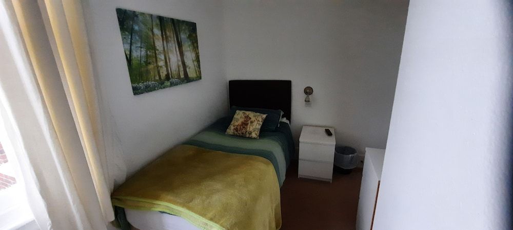 Colebrook Guest House Standard Single Room, Ensuite (small budget room) 3