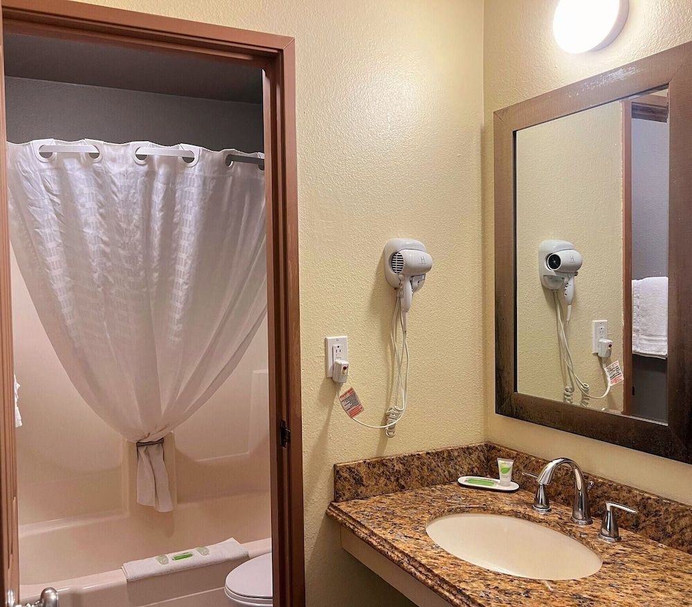 Rockview Hotel Castle Rock Downtown Room, 1 Queen Bed, Mobility Accessible 3