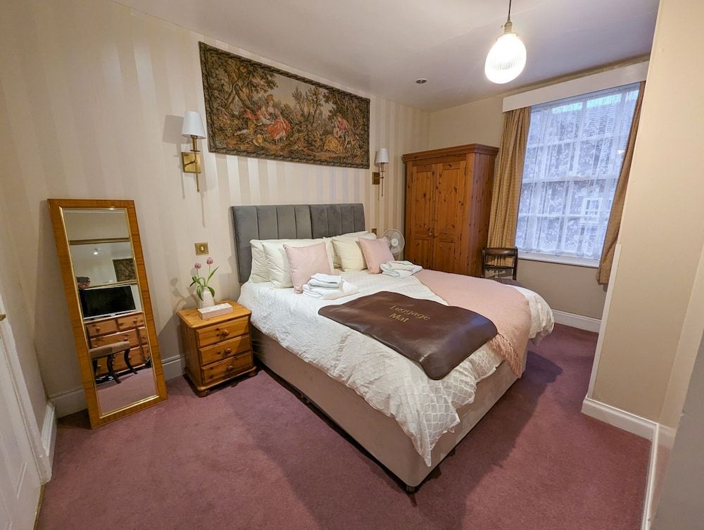 Crown and Trumpet Inn Double Room, Ensuite