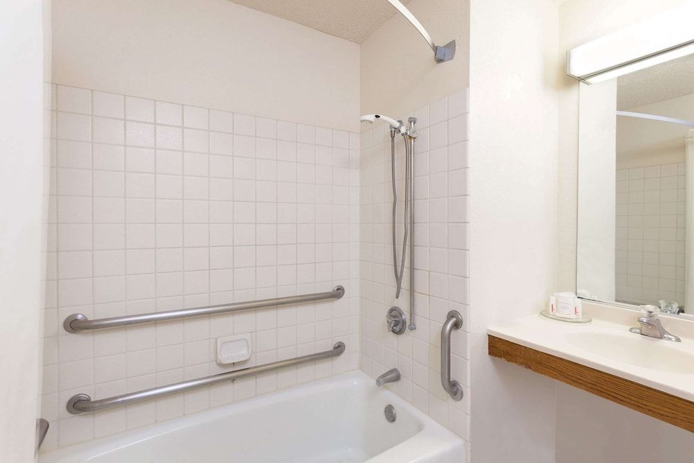 Room, 1 Queen Bed, Accessible, Non Smoking (Mobility/Hearing)
