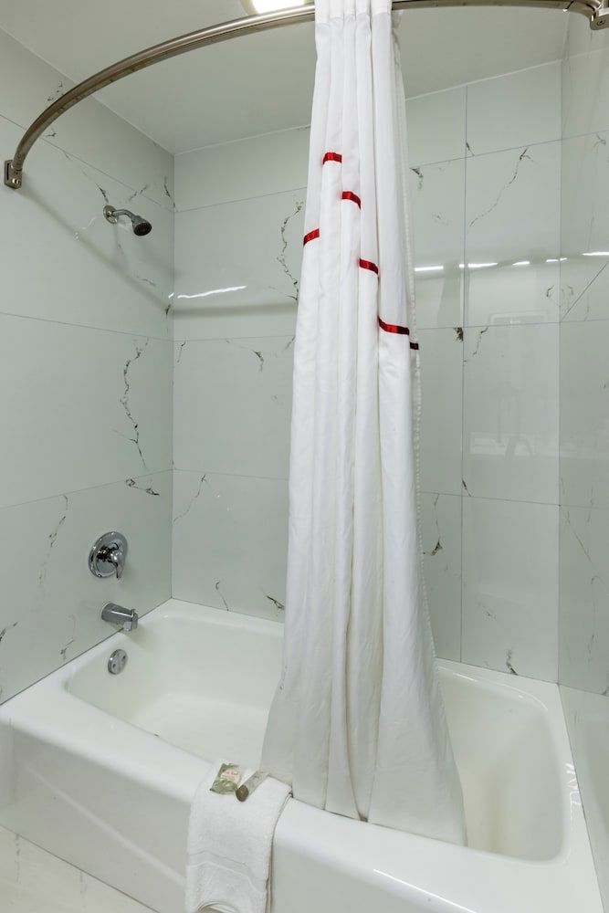 Red Roof Inn Pharr - McAllen Deluxe Room, 1 King Bed, Non Smoking 4