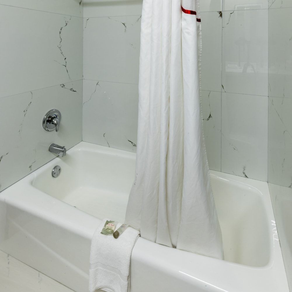 Red Roof Inn Pharr - McAllen Deluxe Room, 1 King Bed, Non Smoking 5