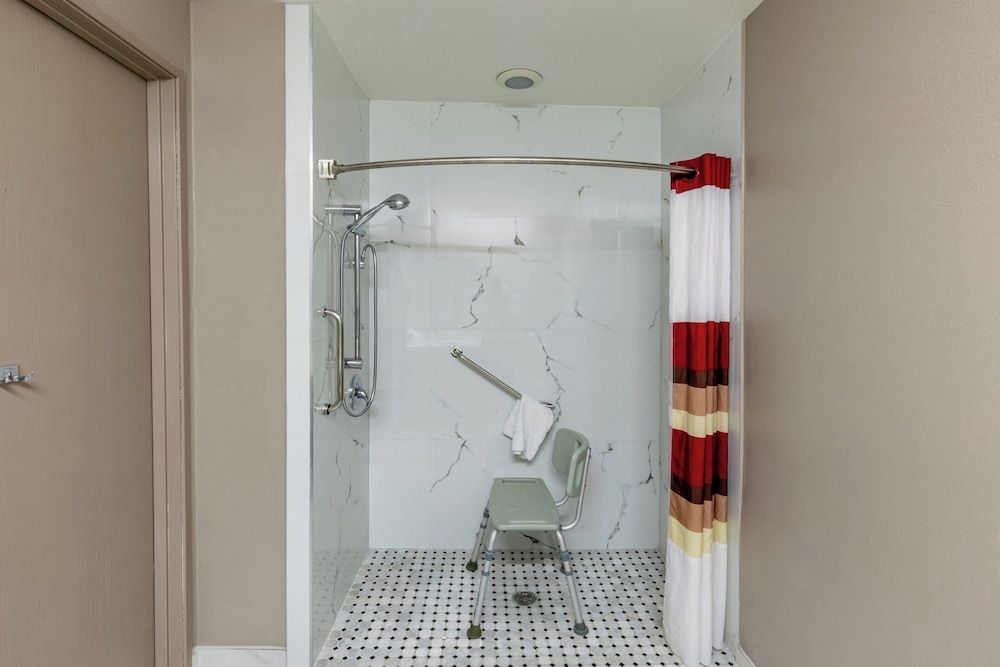 Red Roof Inn Pharr - McAllen Deluxe Room, 2 Queen Beds, Accessible, Non Smoking (Roll-In Shower) 5