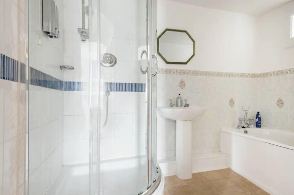 The Tree Inn Double or Twin Room (Room 4) 4