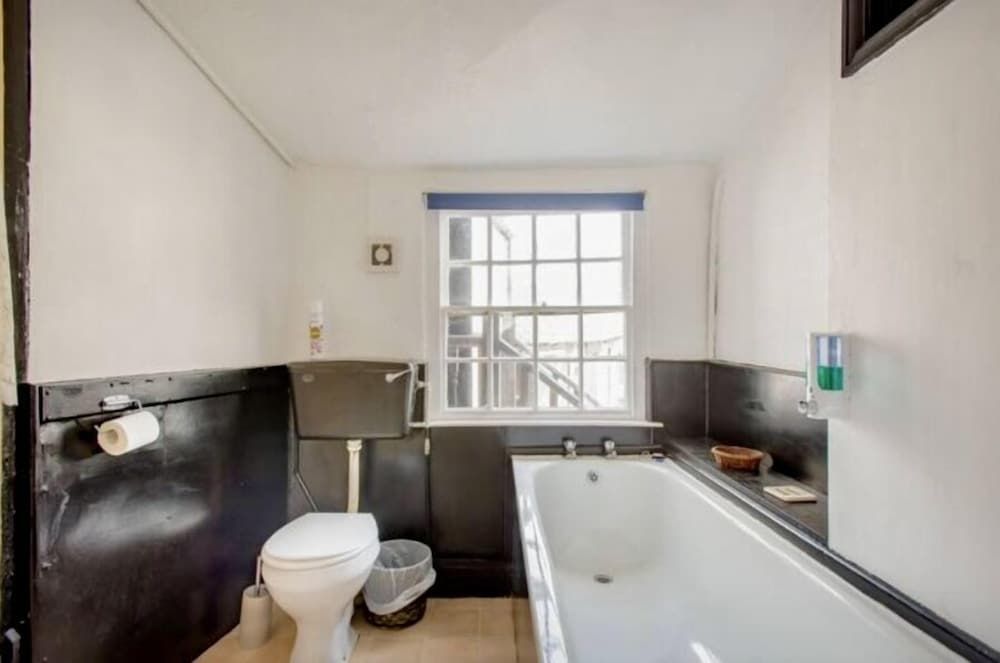 The Tree Inn Double or Twin Room (Room 4) 2