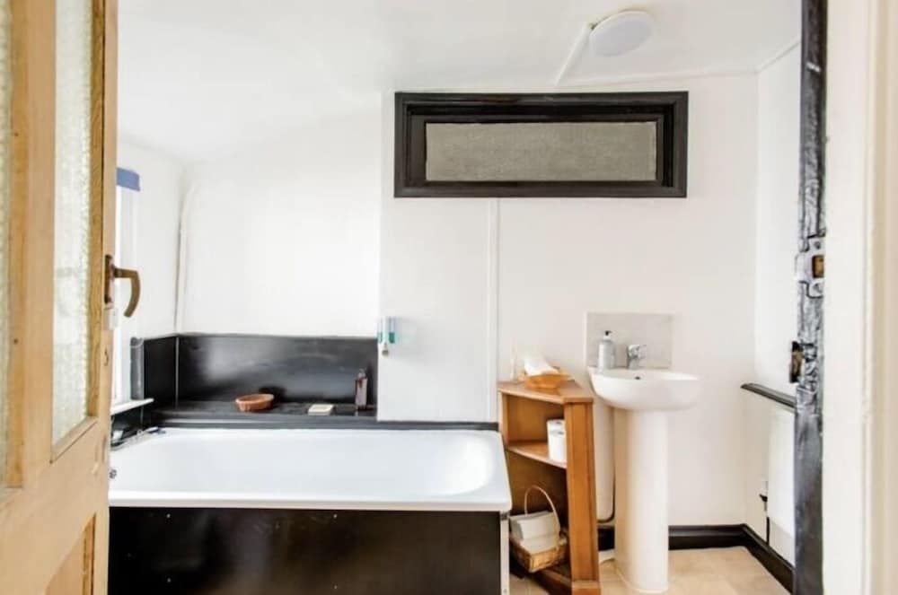 The Tree Inn Double or Twin Room (Room 4) 3