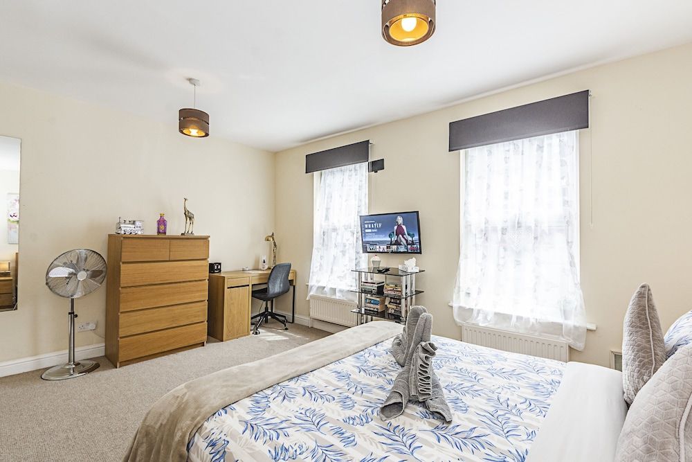 Greyhound Road Rooms Deluxe Room, 1 King Bed, Shared Bathroom (Room 3) 5