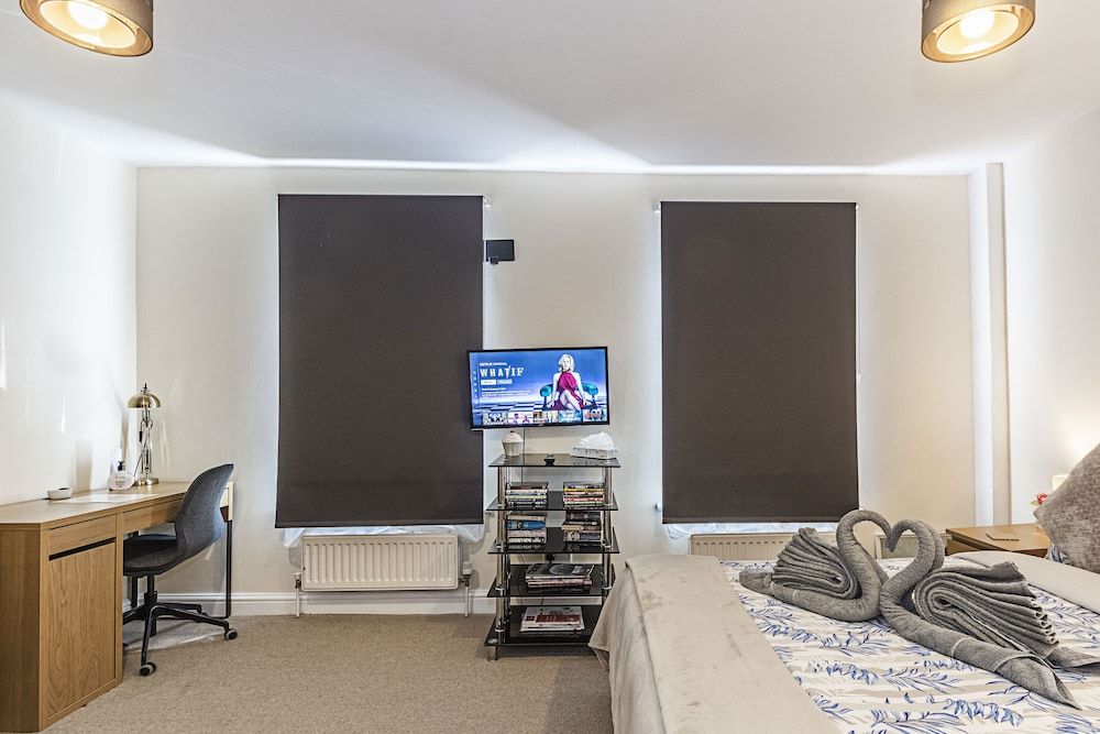 Greyhound Road Rooms Deluxe Room, 1 King Bed, Shared Bathroom (Room 3) 17