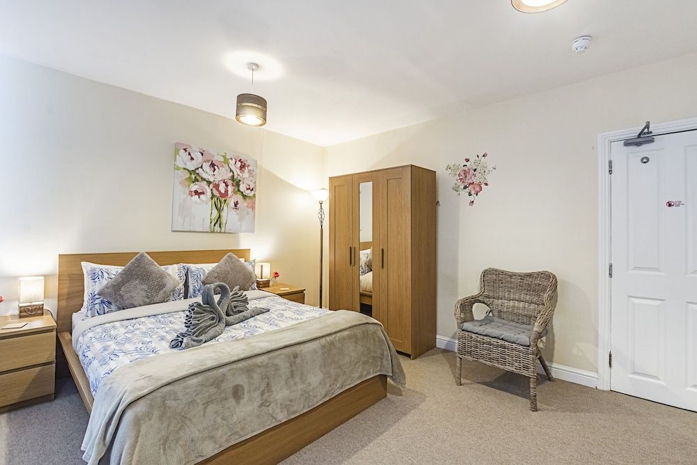 Greyhound Road Rooms Deluxe Room, 1 King Bed, Shared Bathroom (Room 3) 2
